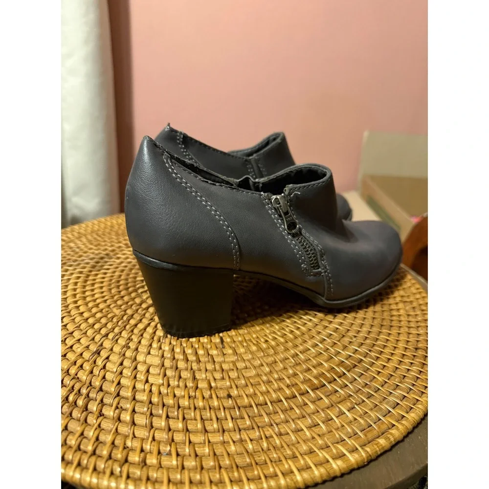 G.H. Bass Tiana Grey Faux Leather Ankle Booties Block Heel Shooties Womens 9M